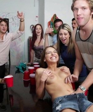 Nhóm nhạc nóng bỏng trong bữa tiệc thác loạn