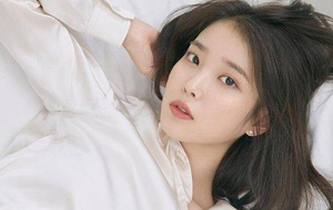 IU đã nhập vai bà dì một cách táo bạo