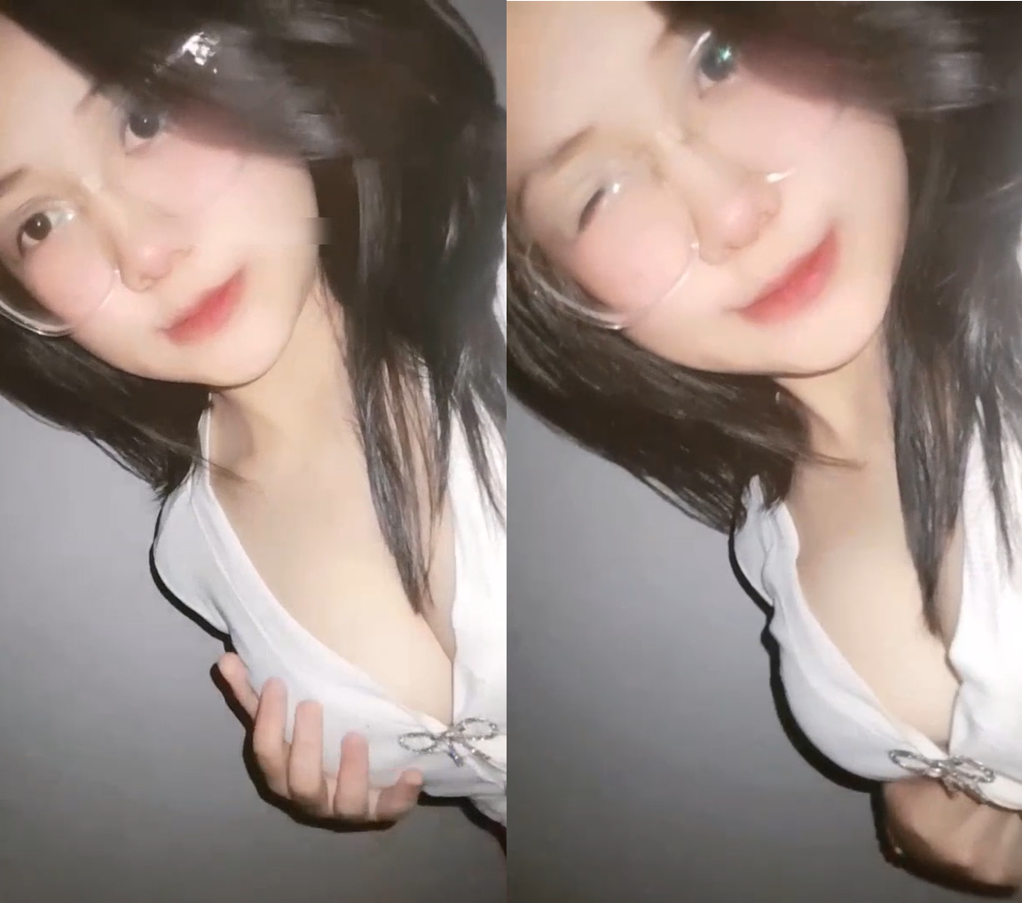Em hotgirl xinh cởi áo khoe vú cho ny